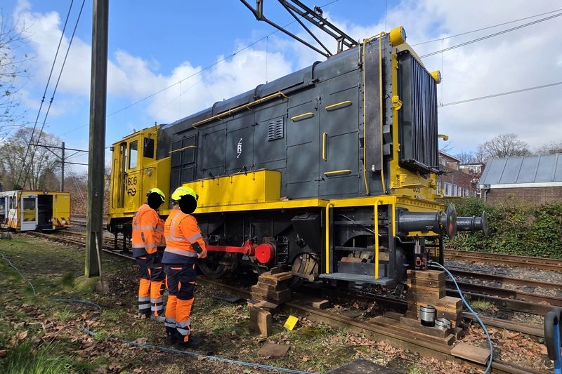 Museumlocomotief 605 van het Spoorwegmuseum herspoord door Incidentenbestrijders van ProRail